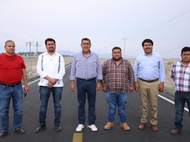 El gobernador Sergio Salomón supervisa obras de mejoramiento carretero