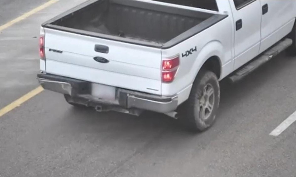 Mediante el monitoreo de la red de videovigilancia del C5i, las autoridades detectaron la presencia de una camioneta Ford F150, color blanca
