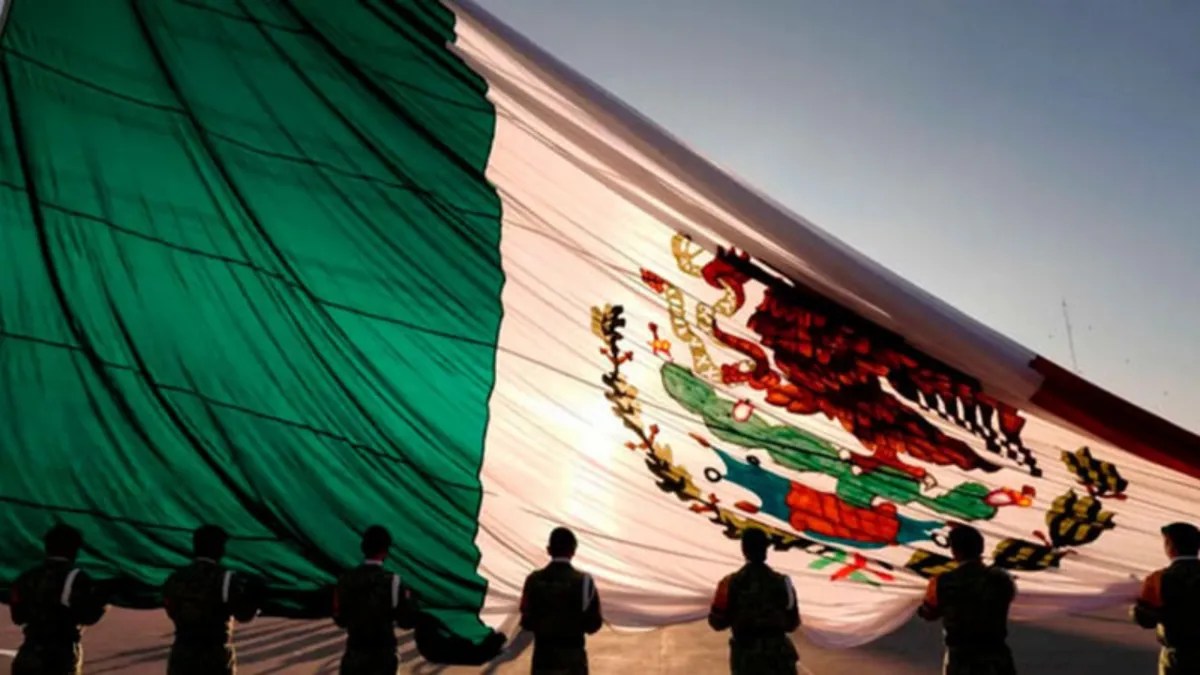 Bandera monumental México