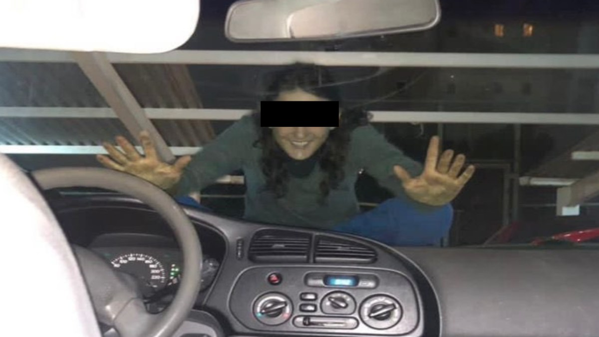 Foto: X @cocoaguirre/ Rebeca García, fotografía tomada desde el interior de un auto al querer entrar a la propiedad de la mujer acosada