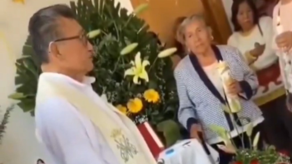 Un sacerdote, identificado como Rafael Pacheco y adscrito a un templo católico en el municipio de Cuautlancingo, fue evidenciado cuando pedía el voto a favor de Xóchitl Gálvez.