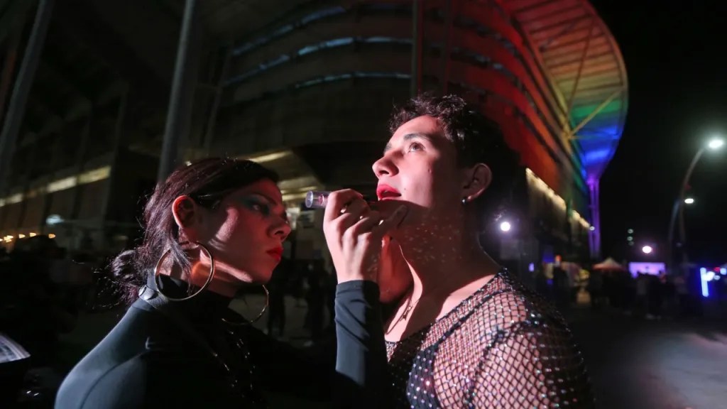 Foto: Cuartoscuro/ Dos personas de la comunidad LGBTTTIQ+ se maquillan