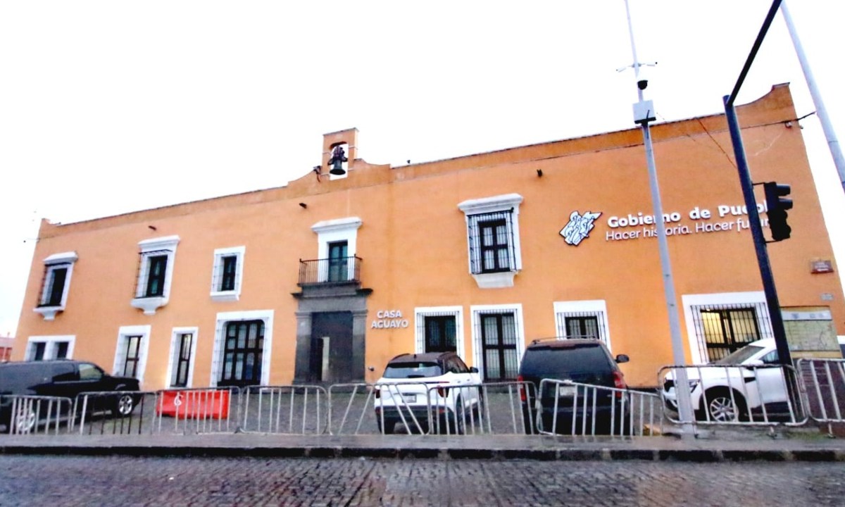 Vivienda particular, baño público y hasta cuartel militar han sido alguno de los usos del gobierno de Puebla | Foto: Alejandro Cortés