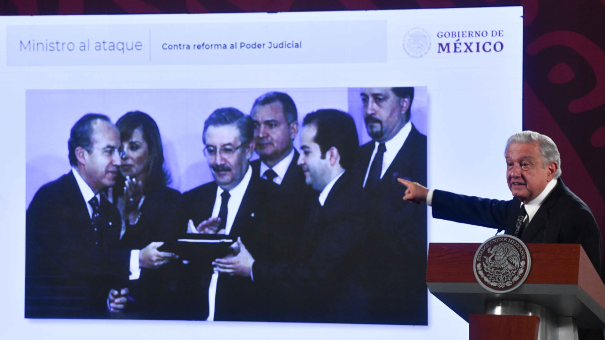 Foto: Cuartoscuro. El Presidente acompañó sus dichos con una fotografía del ministro Aguilar junto a Felipe Calderón y Genaro García Luna, exsecretario de Seguridad.
