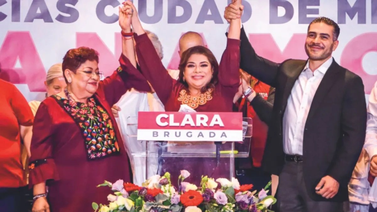 Foto: Especial | Seguridad. Clara Brugada fue arropada por su equipo de colaboradores y dijo que las tendencias no cambiarían y sería la próxima Jefa de Gobierno.