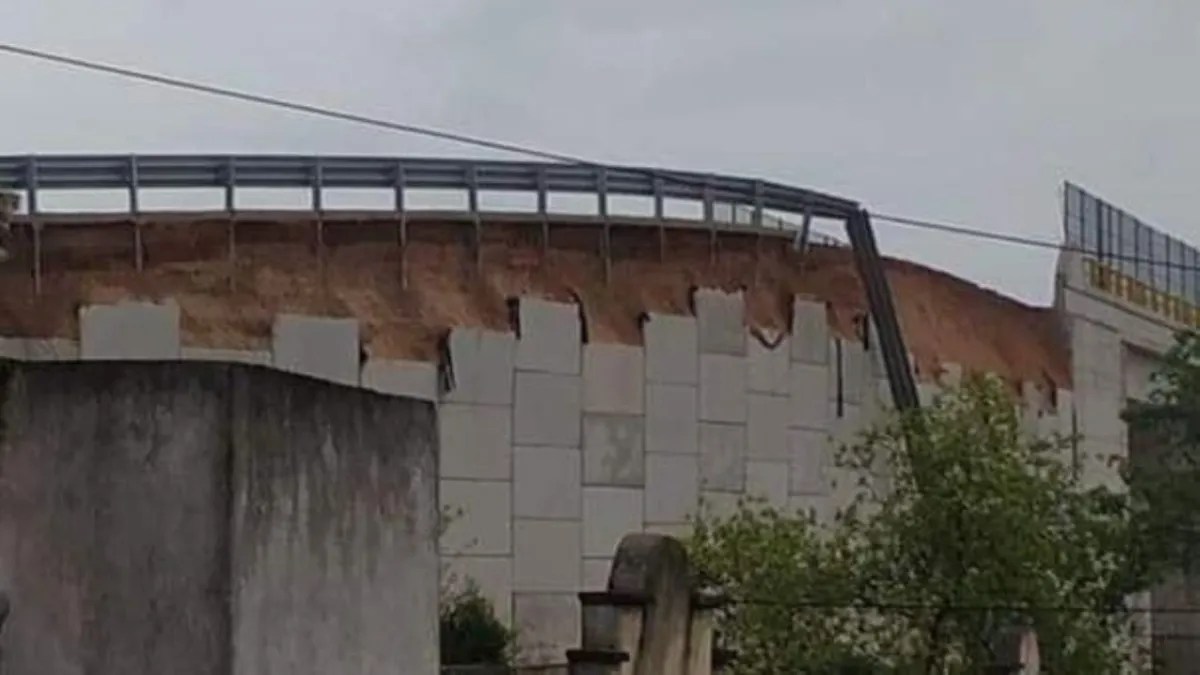 Foto: Especial. La mañana de este sábado 15 de junio se reportó la caída del tramo superior de un puente del Tren Maya ubicado en Maxcanú.