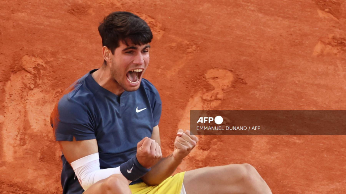 Foto: AFP | En un emocionante juego que se definió en cuatro sets, Carlos Alcaraz se coronó en Roland Garros frente a Alexander Zverev.