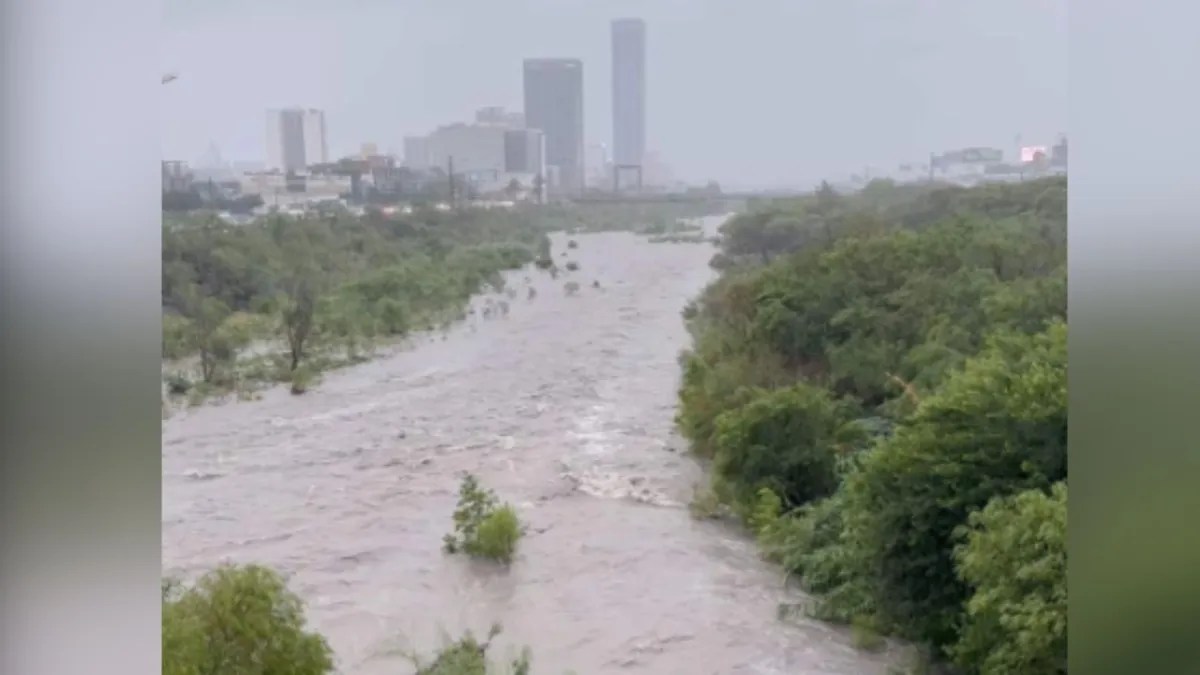 Foto: X/ @david_ordaz | Río Santa Catarina se desborda en Monterrey por tormenta tropical Alberto