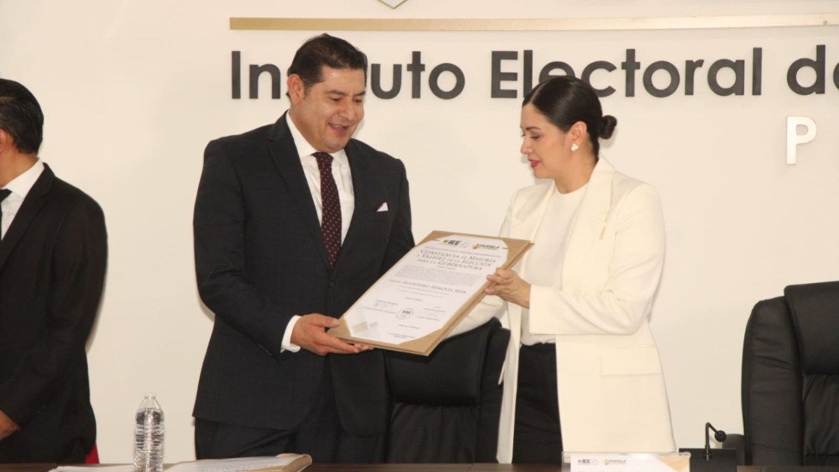 Alejandro Armenta recibió su constancia del Instituto Electoral del Estado (IEE) como virtual gobernador de Puebla. | Foto: Alejandro Cortés