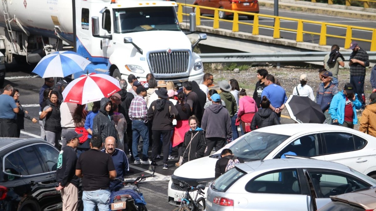 Además, transportistas intentaron abrirse paso; lo que provocó un enfrentamiento verbal con los vecinos de Haras del Bosque. | Foto: Alejandro Cortés