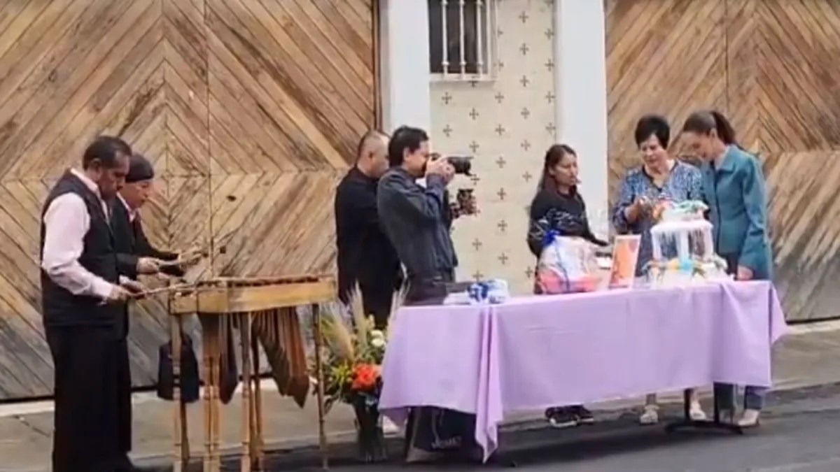 Foto: Captura de Pantalla/ Video: Karina Aguilar/ Vecinos reciben a Sheinbaum por su cumpleaños