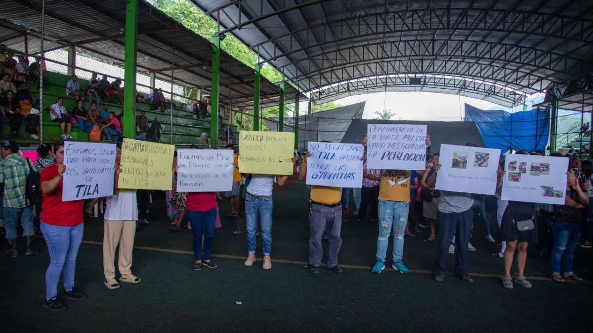 Foto: Especial | Petición. Víctimas de desplazamiento forzado llamaron a las autoridades a impulsar la paz, irrumpida por ataques de grupos delictivos; protestaron en el albergue instalado en una cancha de futbol en Yajalón.