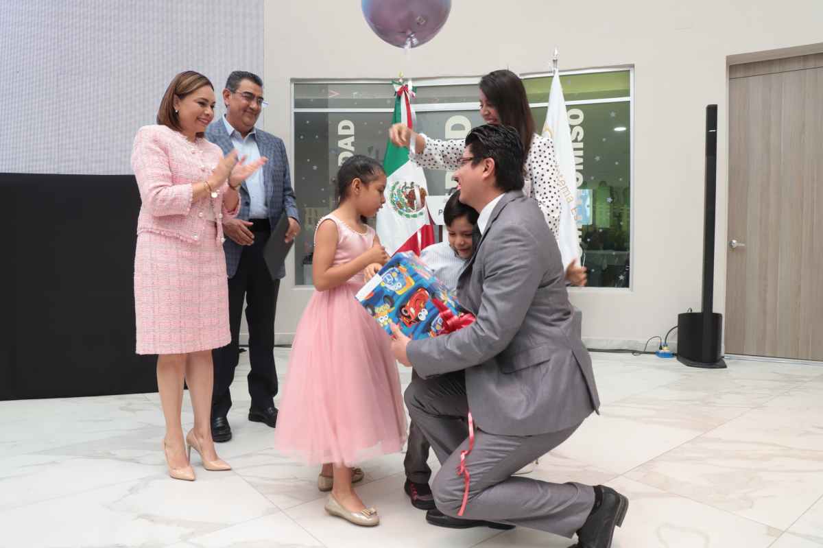 En un ambiente de alegría, esperanza, ilusión y amor, el gobernador Sergio Salomón Céspedes Peregrina y la presidenta honoraria del Patronato del Sistema Estatal DIF, Gaby Bonilla, encabezaron la ceremonia “Mi Nueva Familia: Programa de Adopciones 2024”, mediante la restitución del derecho a vivir en 10 hogares para 13 niñas, niños y adolescentes.