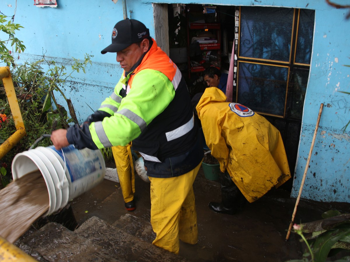 Un deslizamiento de tierra, provocado por las lluvias de la tormenta tropical “Chris”, sepultó dos viviendas en la localidad de Caxtamusín