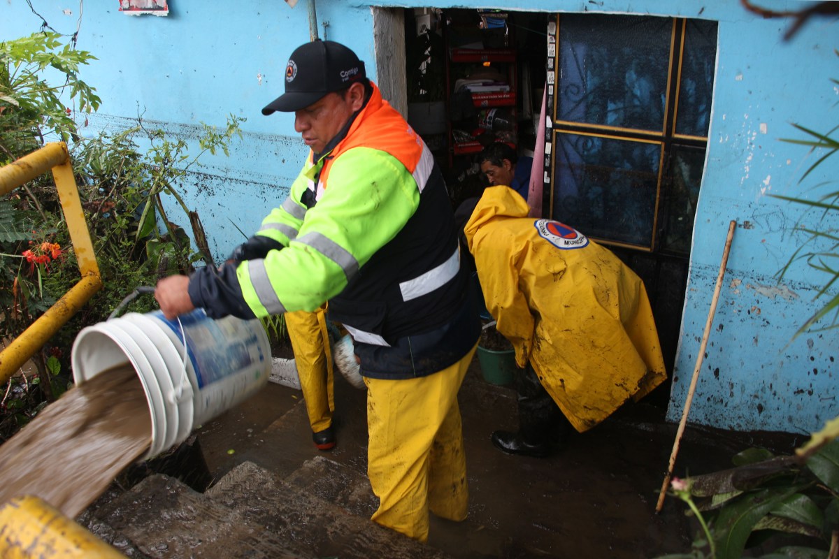 Un deslizamiento de tierra, provocado por las lluvias de la tormenta tropical “Chris”, sepultó dos viviendas en la localidad de Caxtamusín