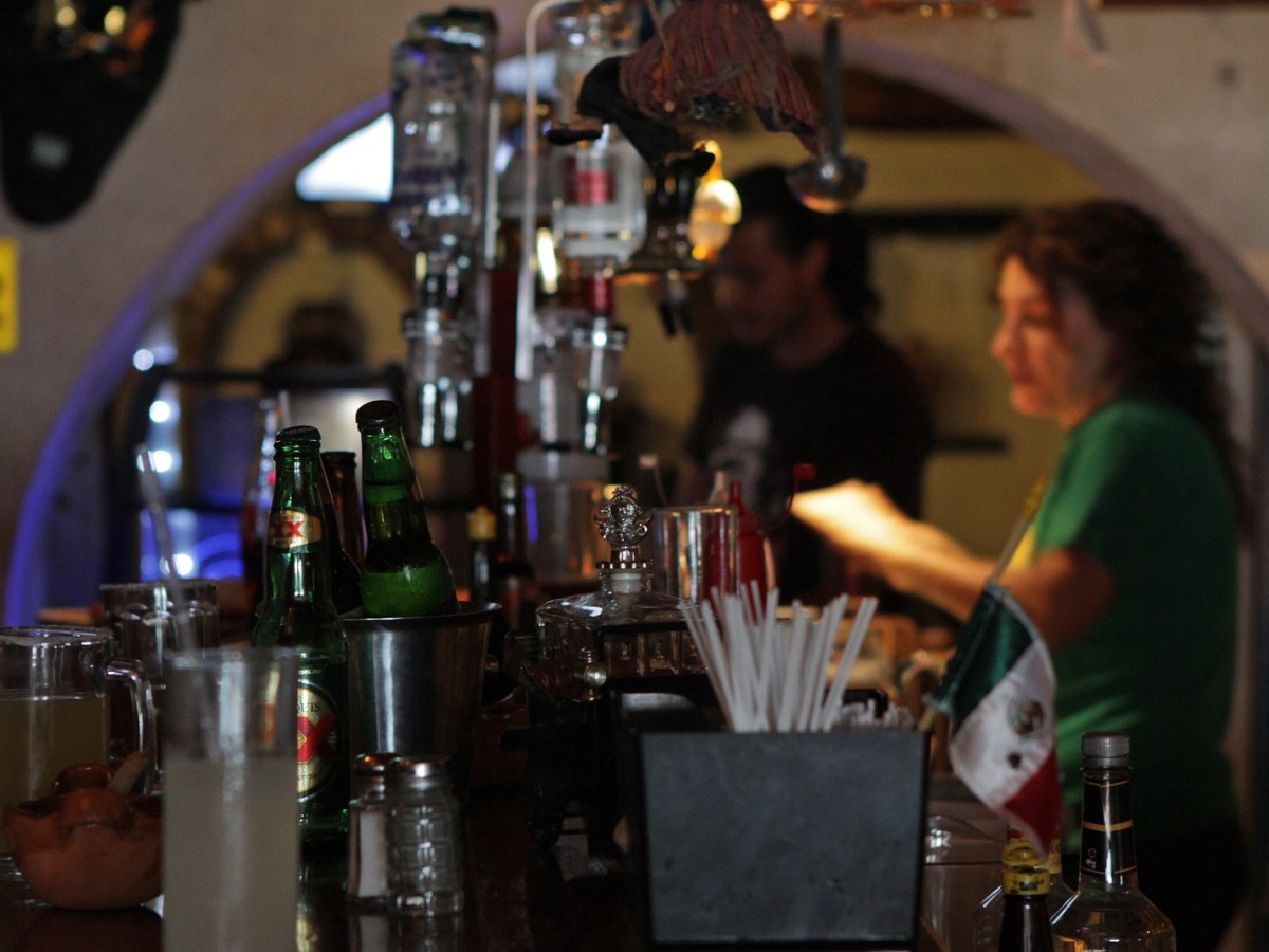 Tras intensos debates y en medio de un clima de creciente preocupación por la seguridad, el Congreso del Estado de Puebla ha aprobado un nuevo reglamento que redefine las condiciones de operación para bares, antros y centros nocturnos en todo el estado.