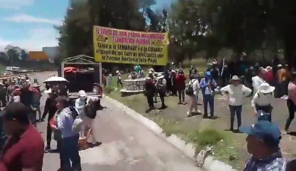 En una manifestación que comenzó alrededor de las 10:30 horas de este viernes, ejidatarios del municipio de Tlahuapan cerraron la autopista México-Puebla, a la altura del kilómetro 70, en demanda del pago de indemnización por las tierras que les fueron expropiadas para la construcción de esta importante vía y la reserva del Parque Nacional Iztaccíhuatl-Popocatépetl.