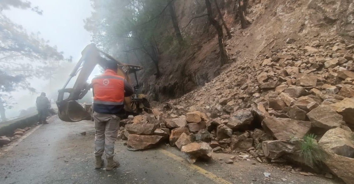 Las intensas lluvias provocadas por la Onda Tropical Número 8 han causado inundaciones, nueve deslaves y derrumbes, así como la caída de árboles en diversas zonas del estado de Puebla. A pesar de la magnitud de los eventos, no se han reportado daños mayores hasta el momento.