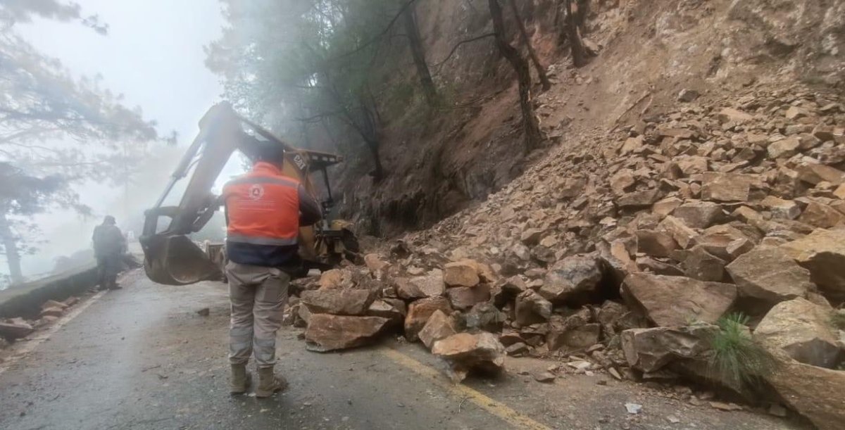 Las intensas lluvias provocadas por la Onda Tropical Número 8 han causado inundaciones, nueve deslaves y derrumbes, así como la caída de árboles en diversas zonas del estado de Puebla. A pesar de la magnitud de los eventos, no se han reportado daños mayores hasta el momento.