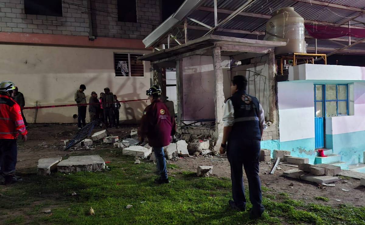 En un incidente ocurrido en la junta auxiliar de Santo Tomás Chautla, del municipio de Puebla, se reportó una explosión originada por una bomba china en la capilla de La Conchita. La pirotecnia estaba destinada para la festividad del Santo Cristo, tradicionalmente celebrada en este histórico lugar. Autoridades locales han informado de manera preliminar que el suceso se limitó a daños estructurales menores y a dos personas lesionadas, quienes optaron por retirarse por medios propios sin necesidad de ser trasladadas a un hospital. En respuesta inmediata al incidente, personal de diversas entidades de emergencia se desplegó en el sitio afectado. Entre los organismos presentes se encuentran Bomberos del Estado, Policía Estatal, SUMA, Secretaría de Seguridad Ciudadana, Protección Civil del Municipio y el Presidente Auxiliar de Santo Tomás Chautla.