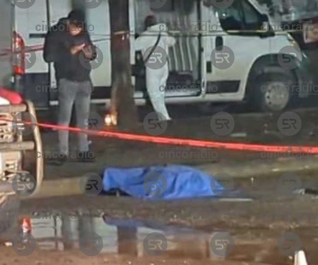 La noche de este miércoles, un hombre fue asesinado y su pareja resultó herida tras un ataque con disparos en las calles de la colonia Casa Blanca. La pareja, que caminaba sobre avenida Las Torres, fue sorprendida por los disparos, dejando al hombre sin vida y a la mujer gravemente herida.