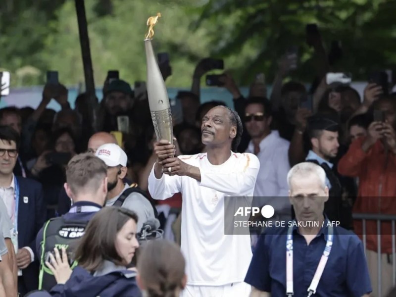 Con bailecito, Snoop Dogg portó la antorcha olímpica previo a la ceremonia de París 2024