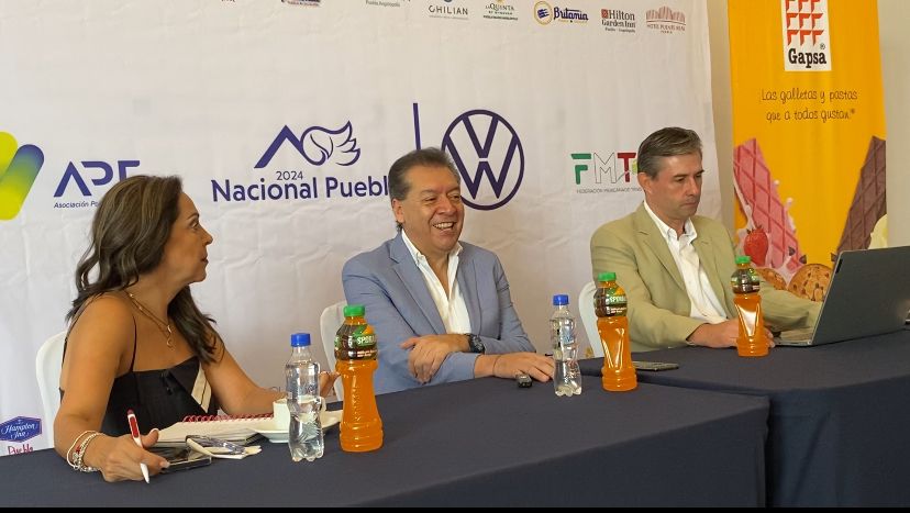 La ciudad de Puebla se alista para recibir a más de 500 tenistas en el esperado Torneo Nacional Infantil-Juvenil 2024, que se llevará a cabo del 22 al 27 de julio. En una rueda de prensa celebrada este martes, representantes de la Asociación Poblana de Tenis compartieron su entusiasmo y las expectativas de un evento que promete ser uno de los más importantes del calendario tenístico nacional.