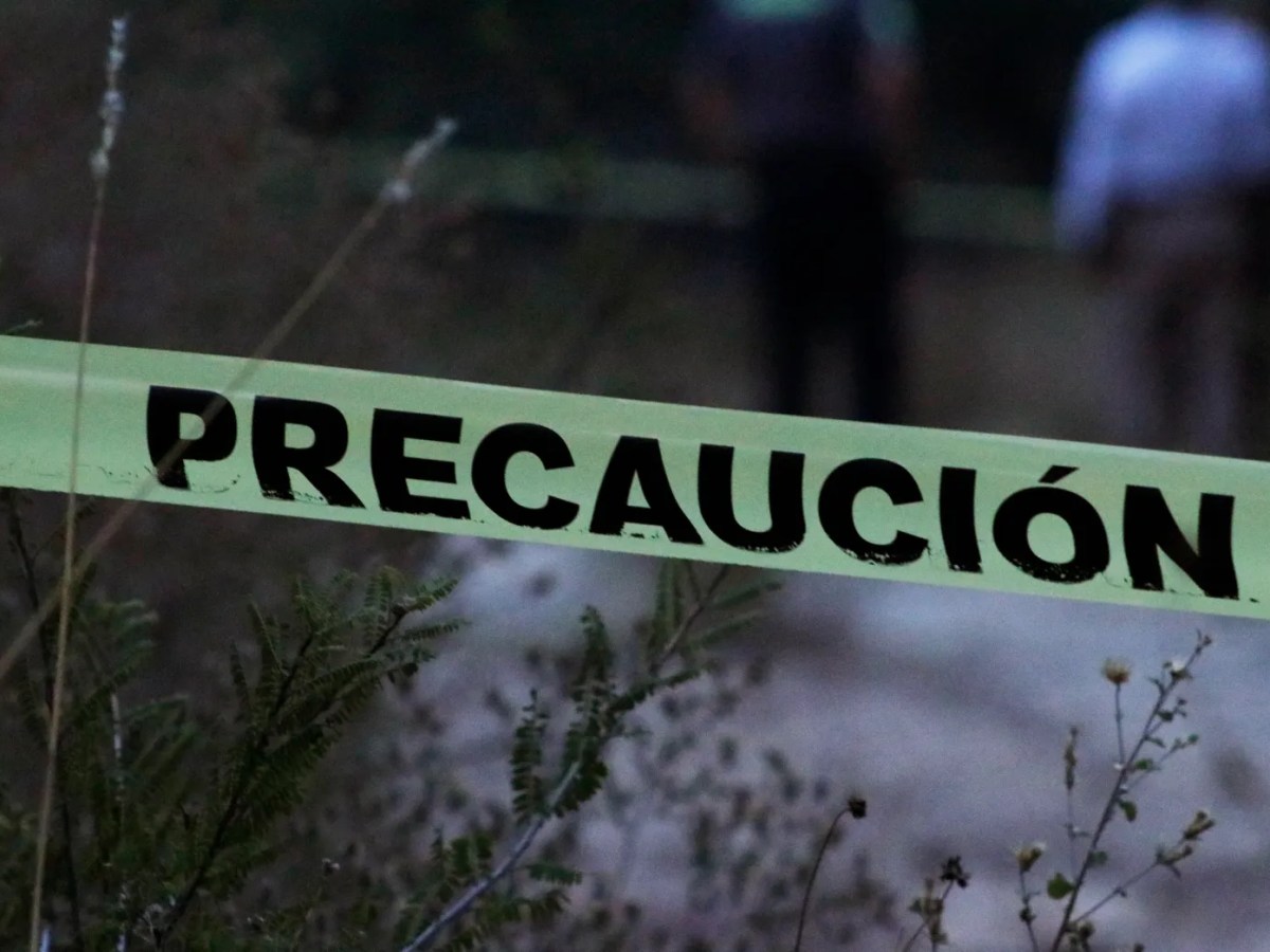 La mañana de este miércoles un hombre de alrededor de 50 años fue encontrado colgado de un árbol que se encontraba cerca del camino al relleno sanitario a la altura de la carretera a Santa Cruz Alpuyeca, Puebla.