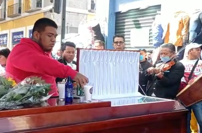 Velan al líder ambulante El Oaxaco en pleno Centro Histórico de Puebla