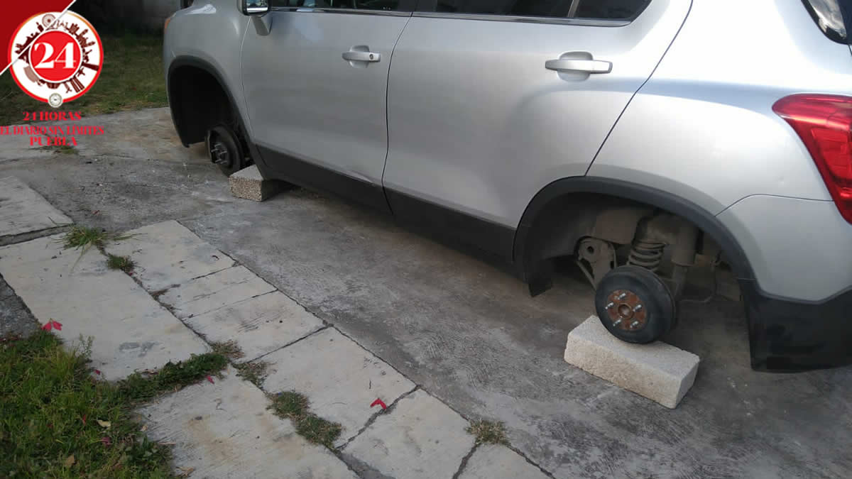 Dejan camioneta sin llantas en vivienda de la colonia Pino Suárez