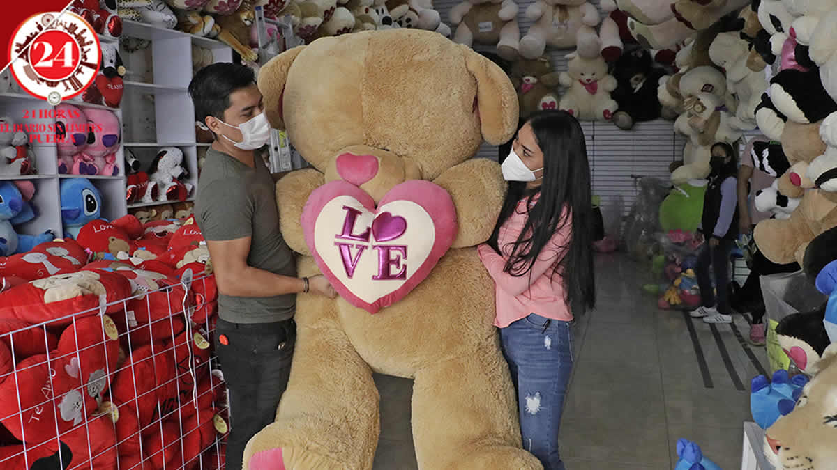 Buscan enamorados y amigos los regalos para este 14 de febrero (+fotos)