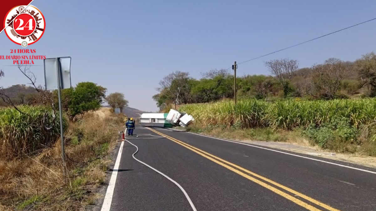 Vuelca pipa con gasolina volcó sobre la carretera Izúcar - Amayuca