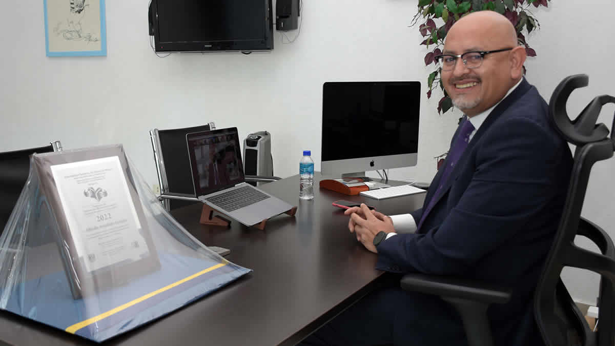 Premia UNAM al director General de Bibliotecas de la BUAP