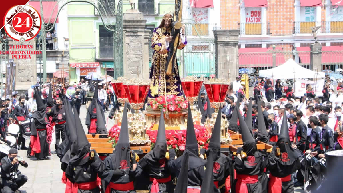 Participan cientos de poblanos en la Procesión de Viernes Santo