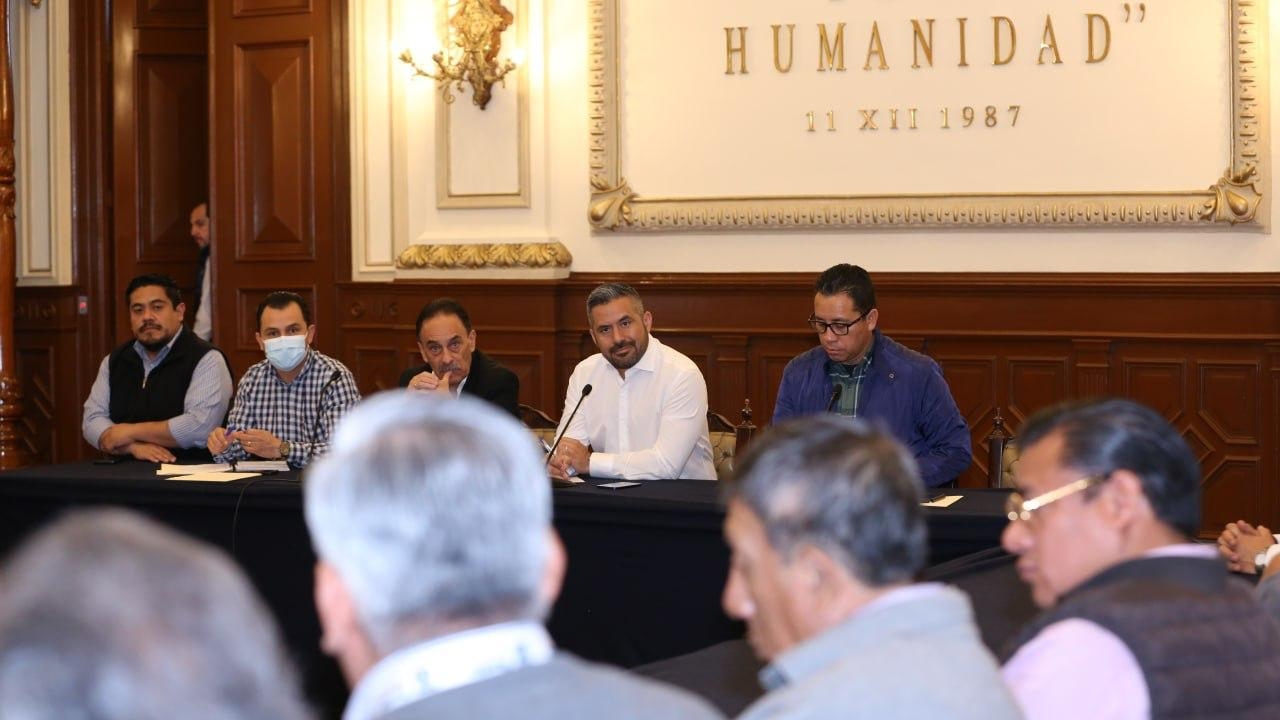 Adán Domínguez y adminstradores de mercados