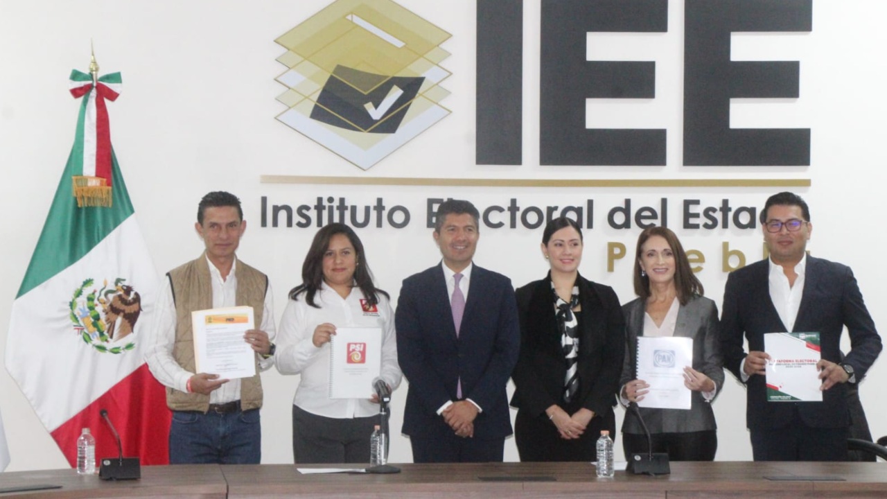 Eduardo Rivera Pérez /Entrega plataforma en el IEE