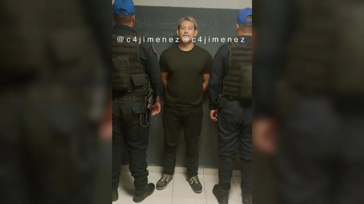 Foto: @c4jimenez | El motociclista fue detenido por elementos de seguridad capitalina.