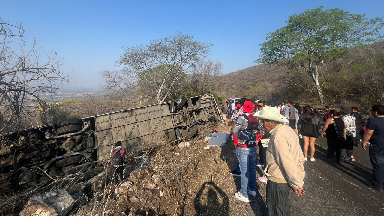 La Coordinación Estatal de Protección Civil, que indicó que el autobús circulaba con sentido al municipio de Huehuetlán El Grande. | Foto: Especial