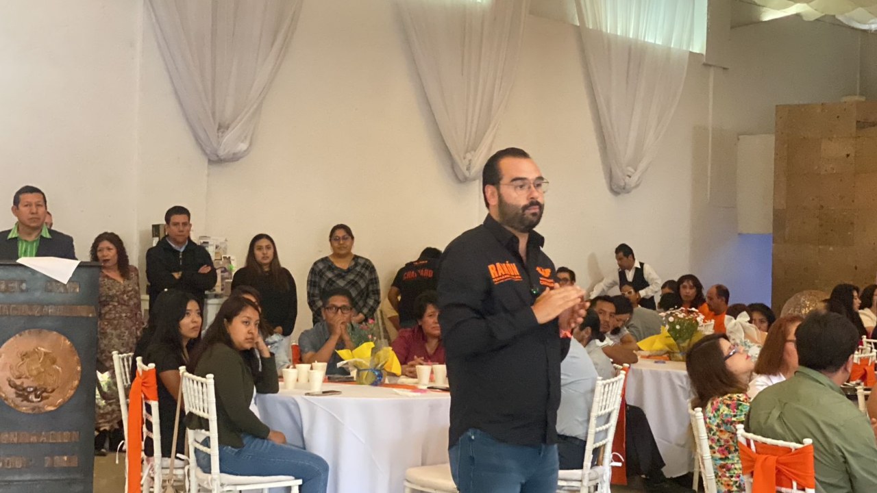 Ramón Fernández cierra filas con la docencia de las Cholulas