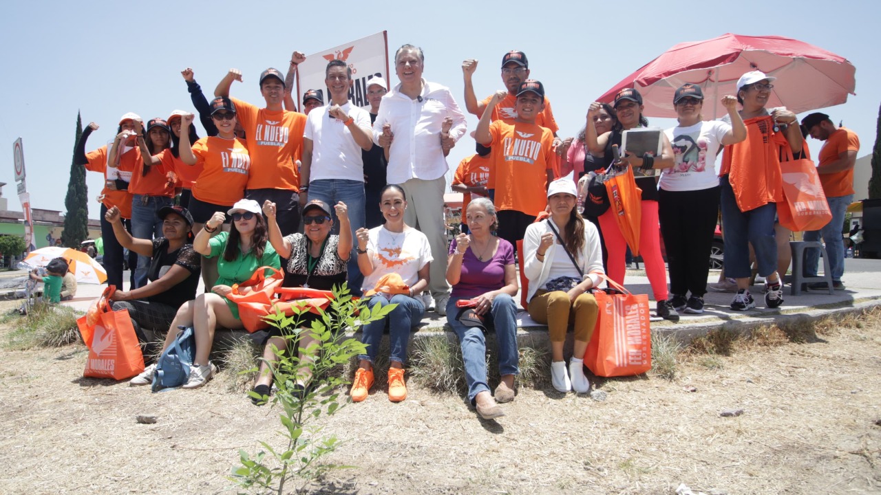 Fernando Morales platicó con las y los vecinos para tener conocimiento de los problemas que aquejan a la comunidad | Foto: Especial