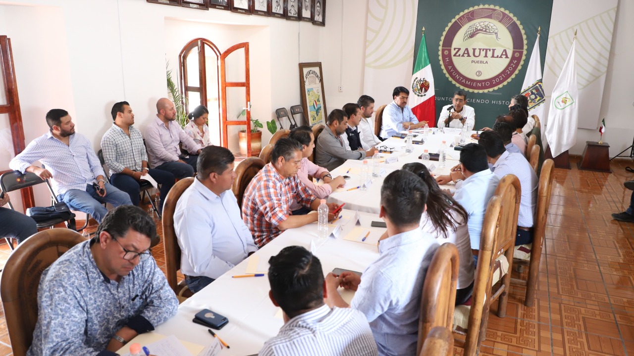El mandatario realizó un sobrevuelo en el municipio de Zautla para evaluar los daños ocasionados en la zona boscosa por el siniestro | Foto: Especial