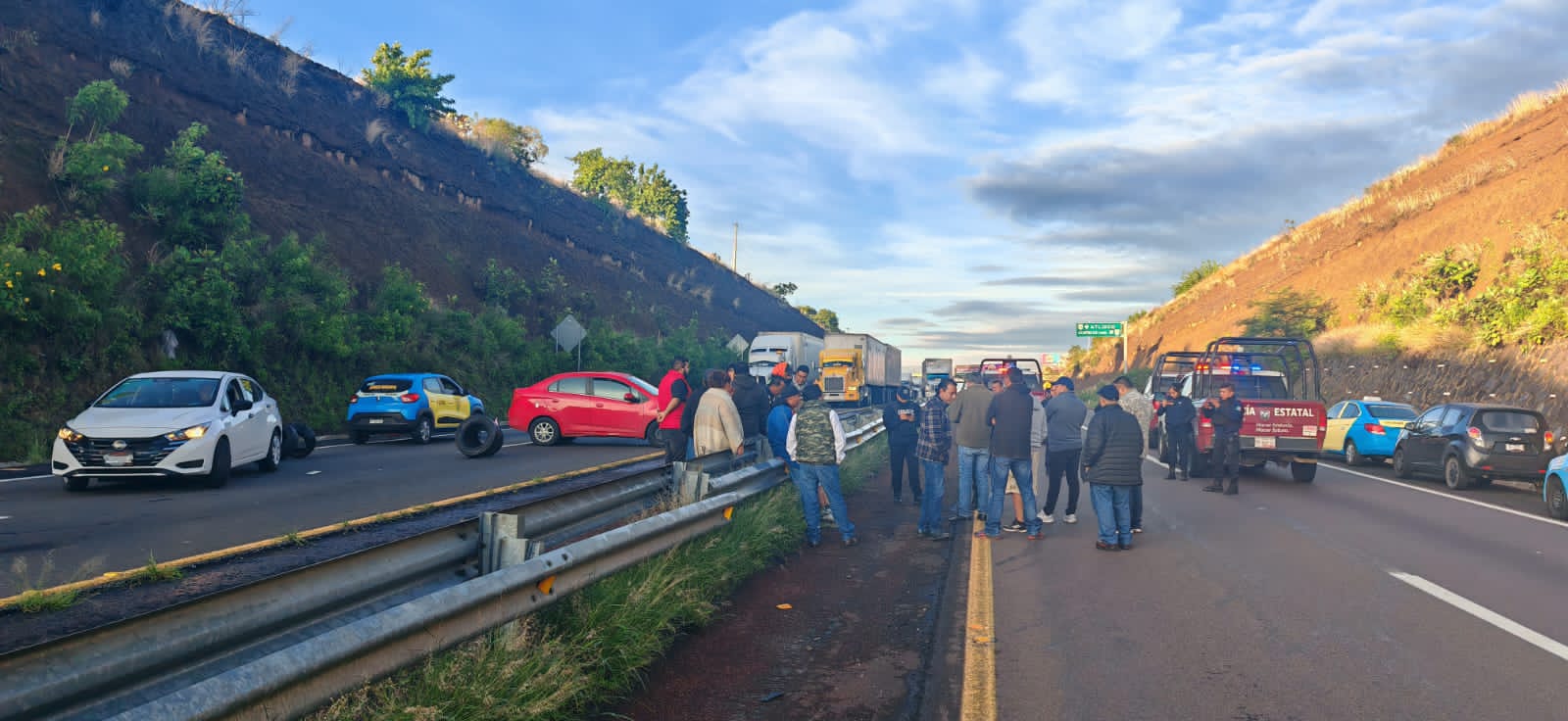 En un acto de protesta que paralizo el tráfico vehicular sobre la Vía Atlixcáyotl, taxistas de Atlixco de la zona centro se han congregado para exigir justicia tras el fatal asesinato de uno de sus compañeros