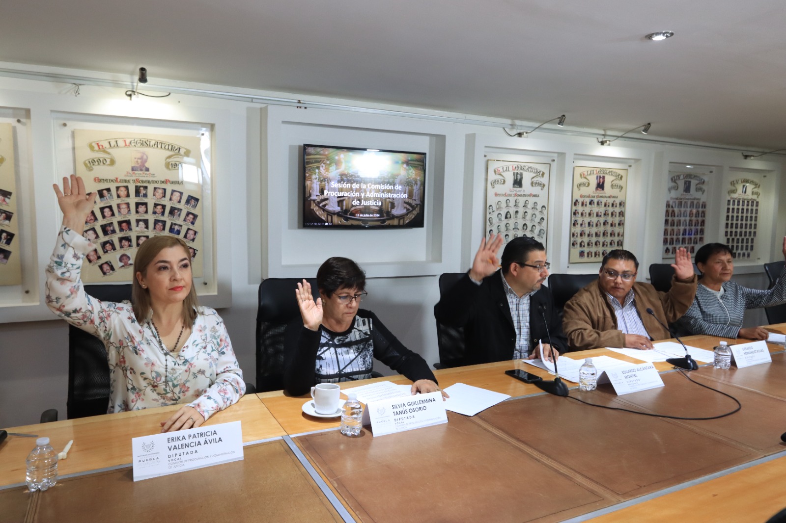 En una sesión marcada por el debate y la reflexión, la Comisión de Procuración y Administración de Justicia de la LXI Legislatura aprobó, con 5 votos a favor y una abstención, un dictamen que modifica el Código Penal del Estado, estableciendo nuevas disposiciones sobre el aborto. Las reformas, que afectan a los artículos 339, 340, 341, 342 y 343 del mencionado código, definen el aborto como la interrupción del embarazo después de la décimo segunda semana de gestación.