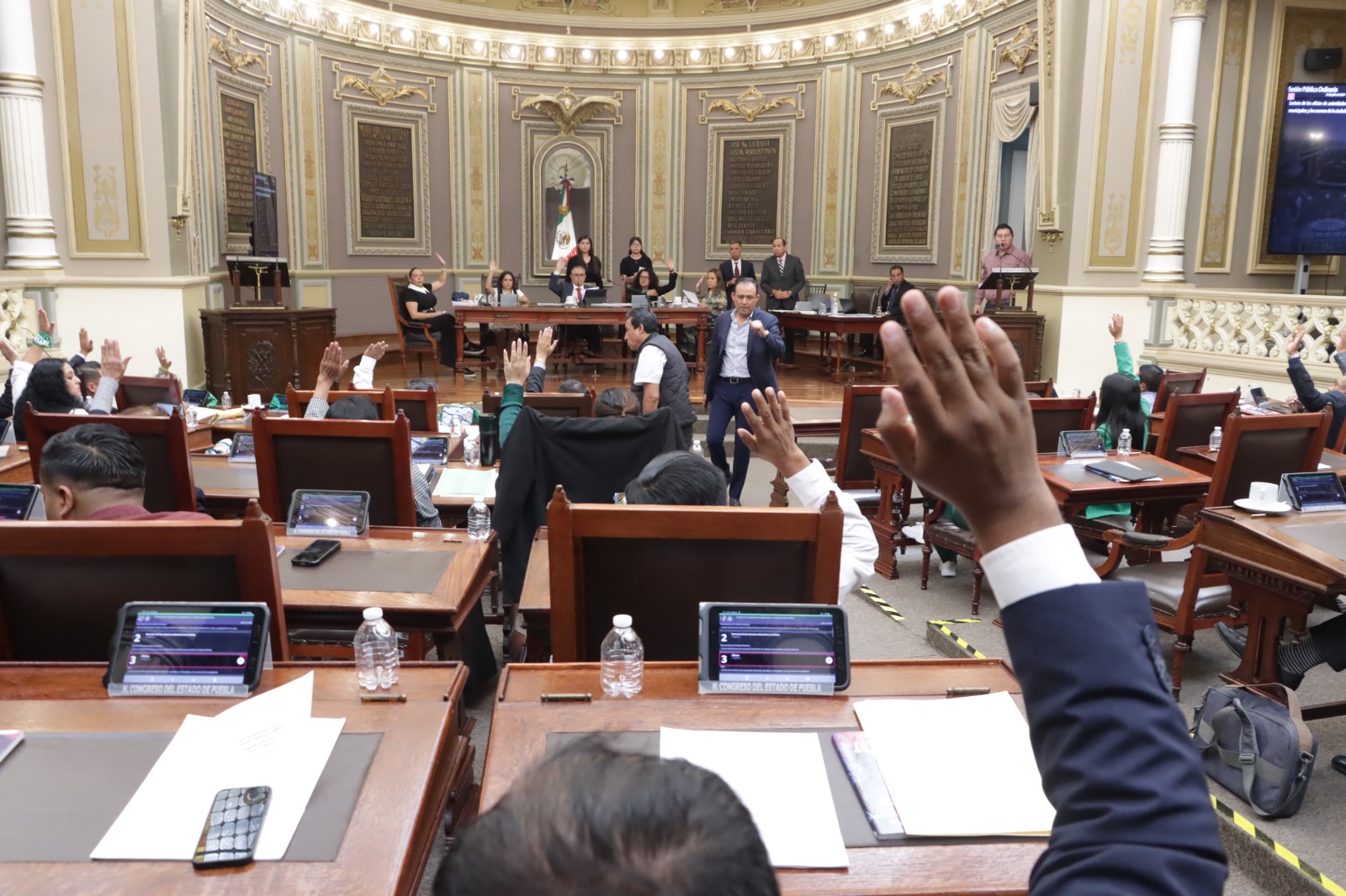 En un avance significativo hacia los derechos reproductivos, Puebla se ha convertido en el décimo cuarto estado del país en despenalizar el aborto hasta las 12 semanas de gestación. En una intensa y debatida sesión, 29 diputados votaron a favor de la reforma, mientras que siete se opusieron y cuatro optaron por la abstención.