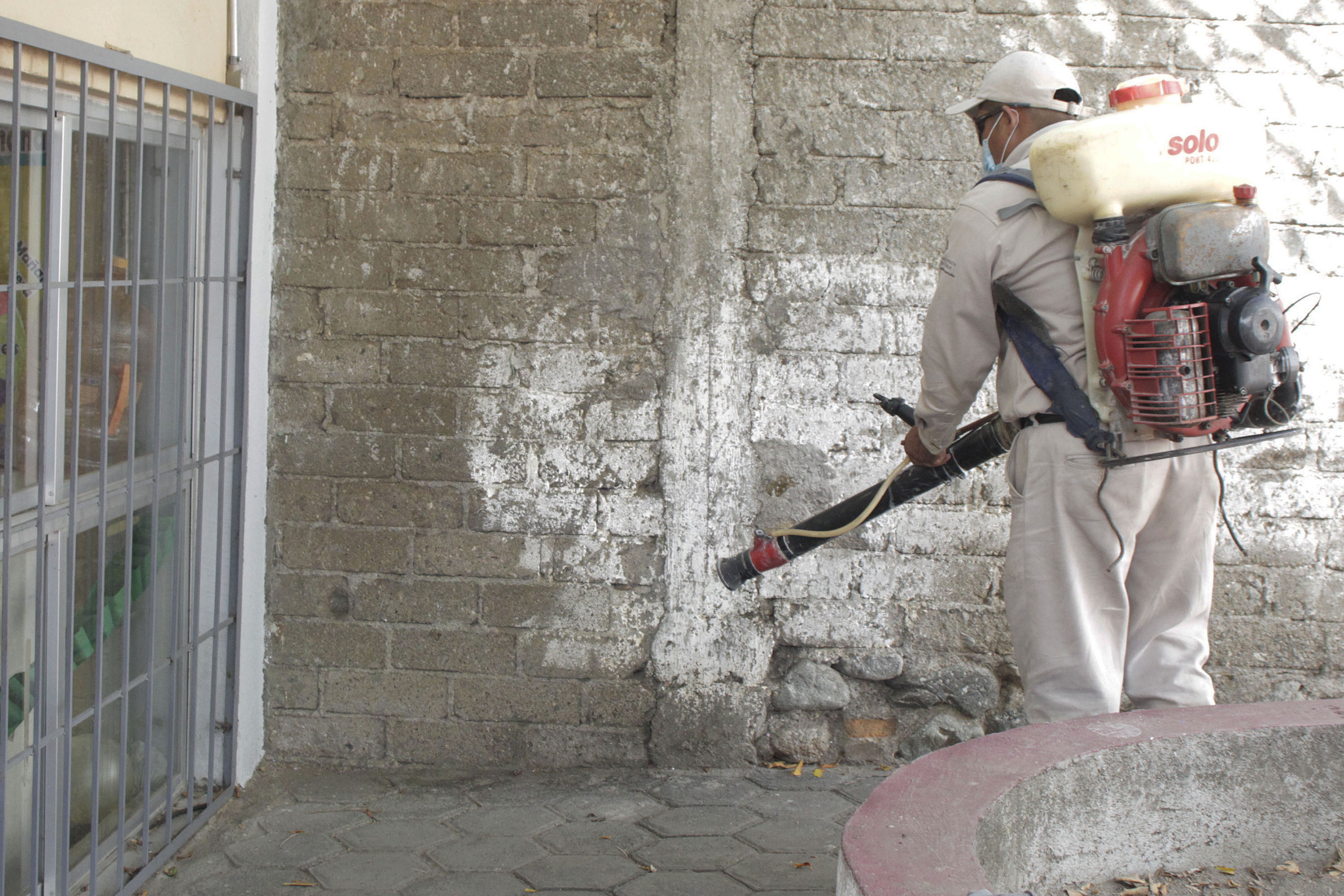 Vectores de la Jurisdicción Sanitaria de Acatlán fumigan las calles para evitar la proliferación del mosquito transmisor del dengue.