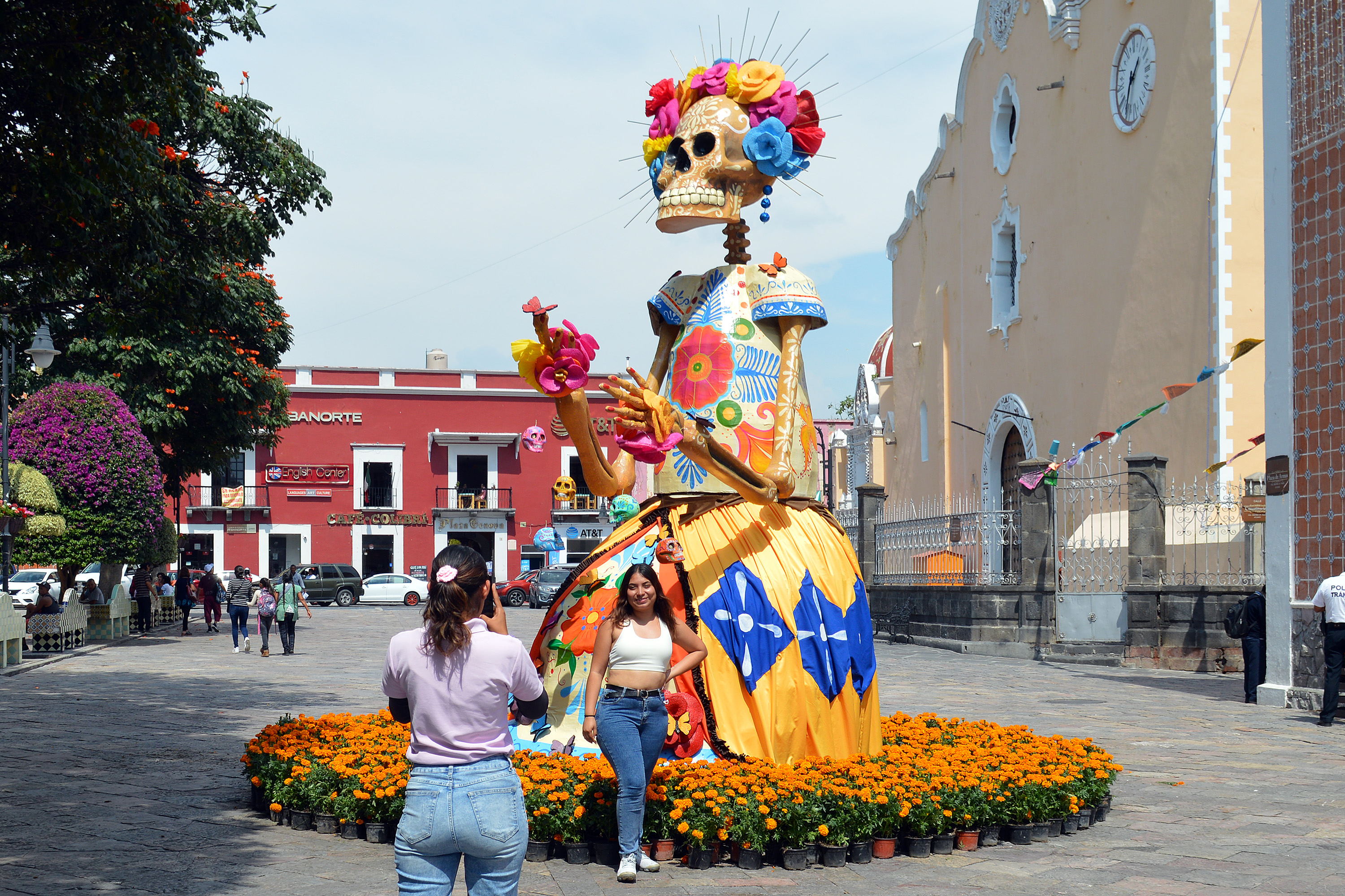 El pintoresco municipio de Atlixco, conocido por sus vibrantes festivales y tradiciones culturales, está listo para llevar sus famosas catrinas monumentales al continente europeo. Este año, una de sus emblemáticas piezas artesanales será enviada a Italia como parte de una estrategia para promover el turismo en la región.