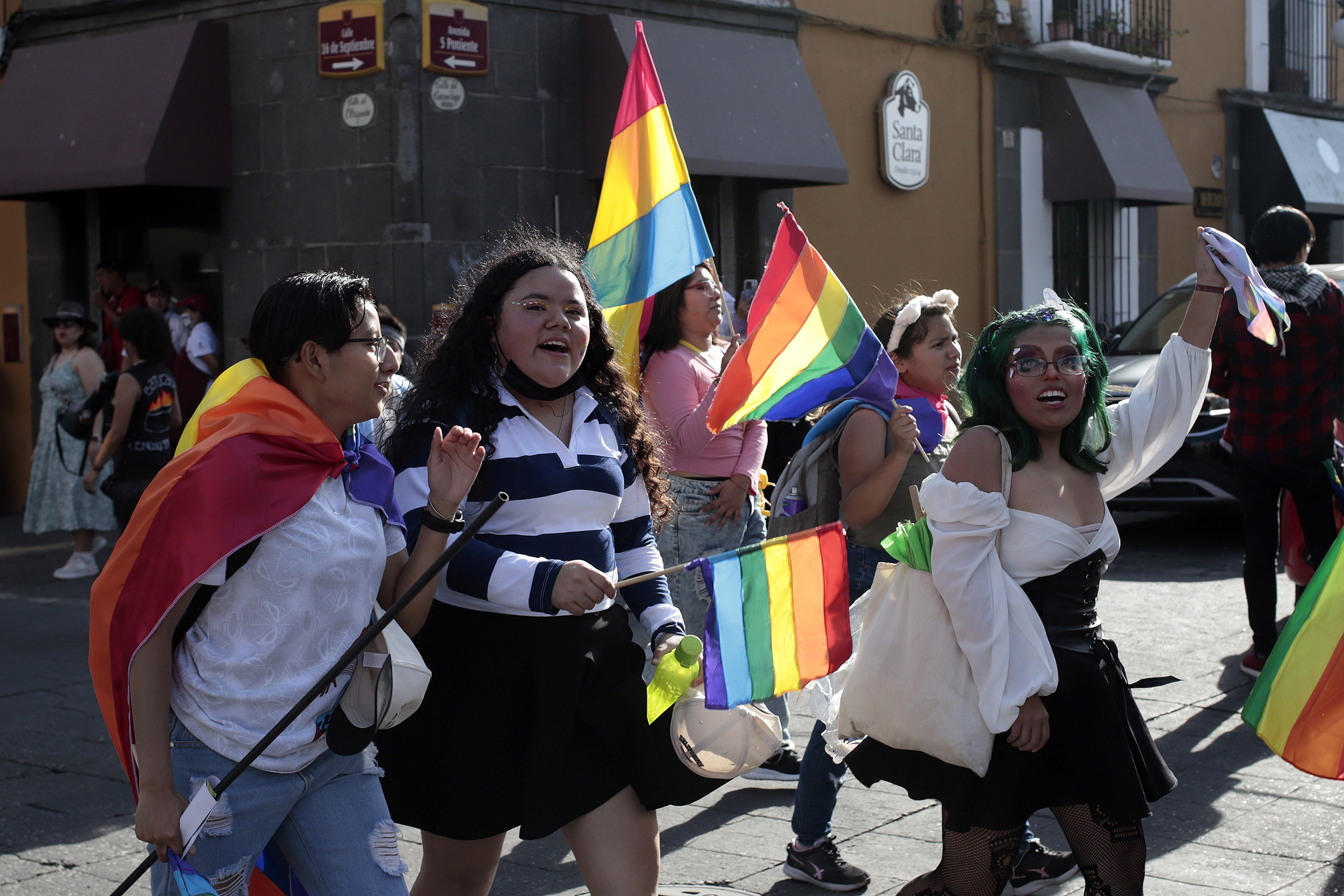 Mediante un comunicado, personas de la comunidad LGBTIQ+ y activistas pidieron a Congreso de Puebla despenalizar el aborto y reconocer los derechos de las infancias trans. Exigen que se cumpla con la regulación hecha por la Suprema Corte de Justicia de la Nación en materia de Interrupción Legal del Embarazo (ILE) y que se haga válido el Reconocimiento a las Infancias Trans antes de concluir su periodo legislativo