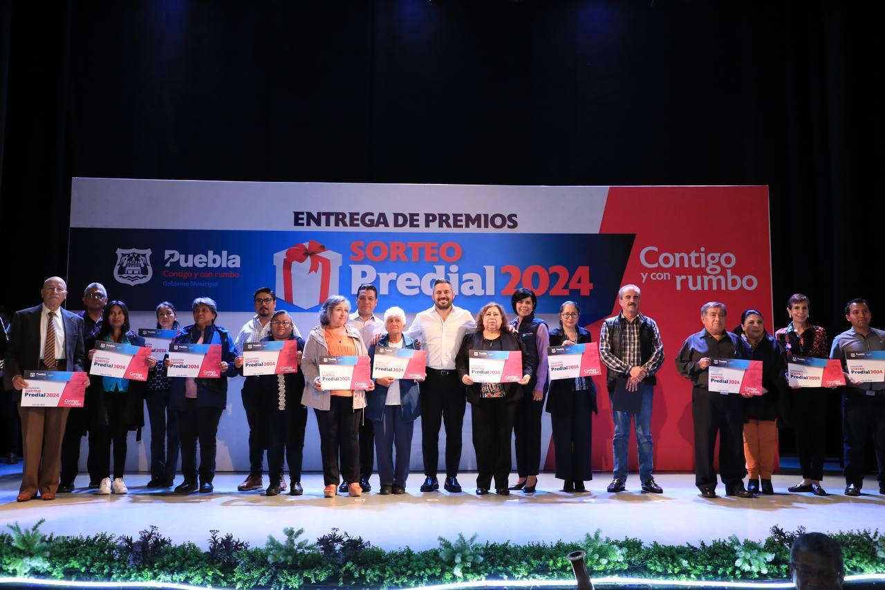 - Se entregaron 15 premios consistentes en un cheque de 500 mil; cinco de 200 mil; cinco de 100 mil y cuatro de 50 mil pesos.