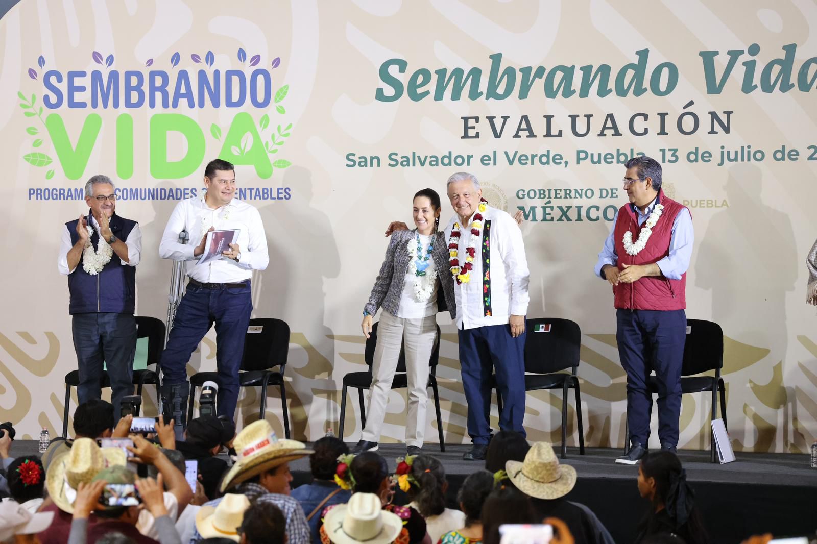 el presidente Andrés Manuel López Obrador y la presidenta electa, Claudia Sheinbaum Pardo, visitaron el municipio de San Salvador el Verde en el estado de Puebla para supervisar los avances del programa Sembrando Vida.