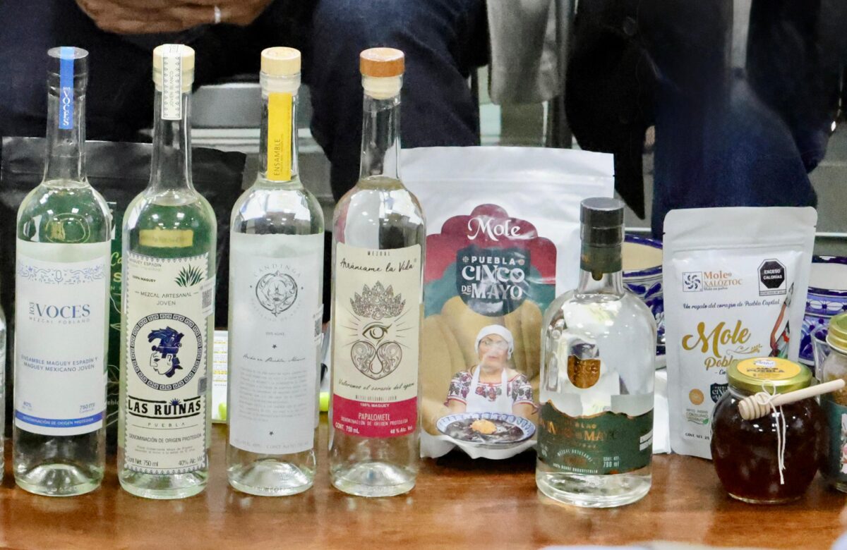 “Los mezcaleros poblanos generan arte, sabor y aroma”, aseguró el gobernador Alejandro Armenta.